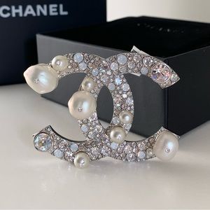 XL Pearl Chanel broach pin